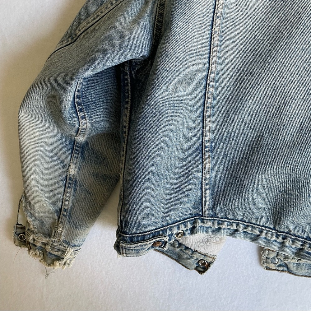 Vintage Levi's Blue Denim Sherpa-Lined Distressed Trucker Jean Jacket - Picture 9 of 15